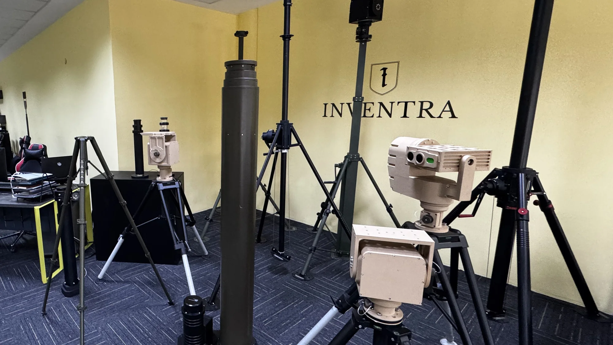 Five pan-tilt and rotator units together in the Inventra display room