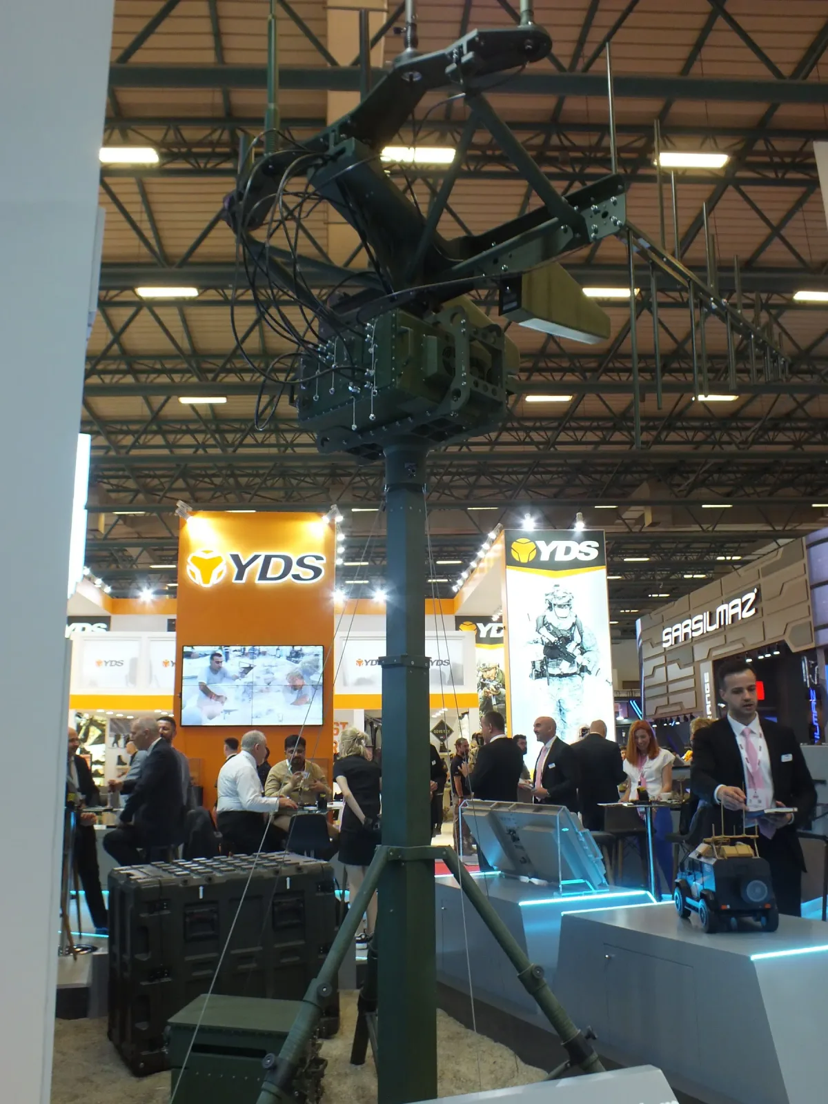 A manual telescopic mast extended on the stand, carrying its payload above the vehicle.