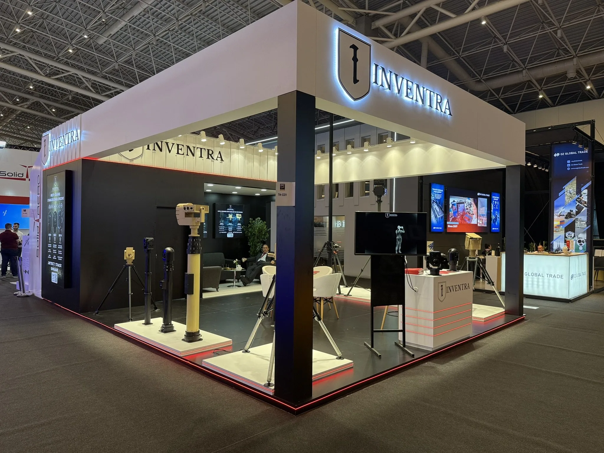 Wide view of the stand with masts on the platform, a screen and the counter.