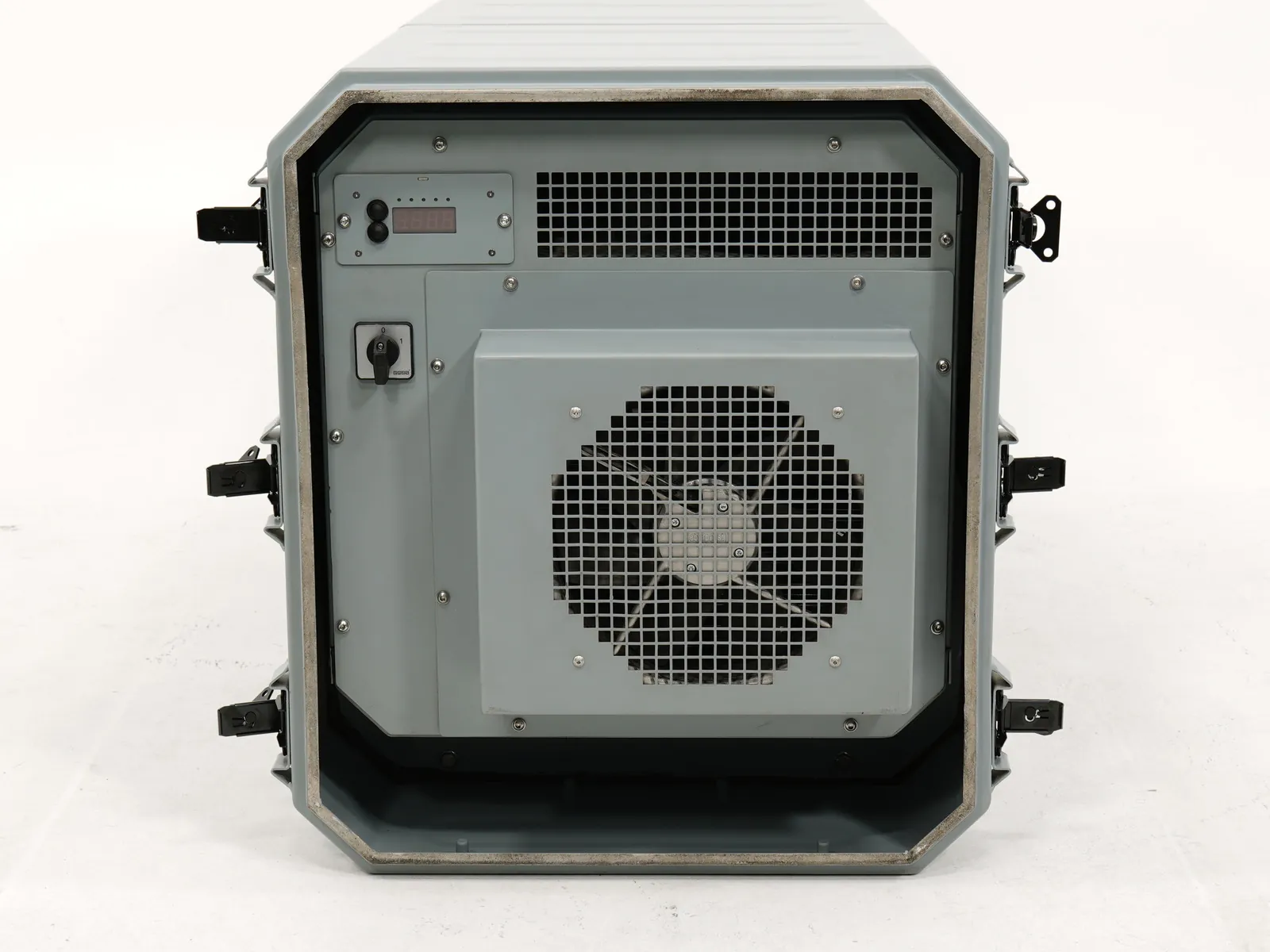 Climate unit side of the cabin with the cooling module and its grilles