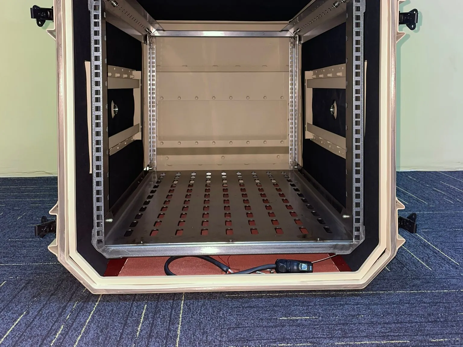 Internal volume with the front cover removed: 19-inch rack rails, inner panel and the vibration-isolated base tray