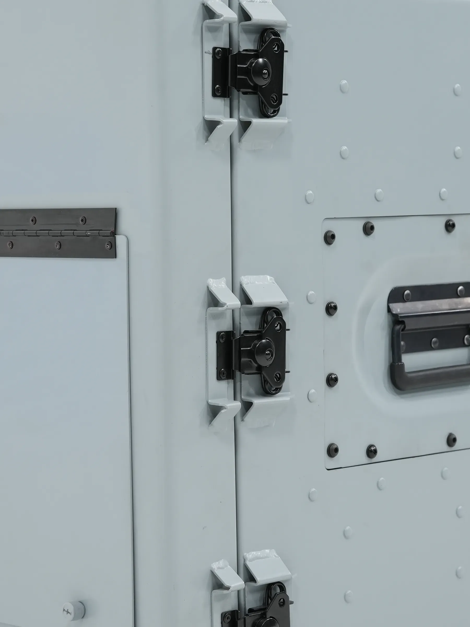 Butterfly latches on the door seam
