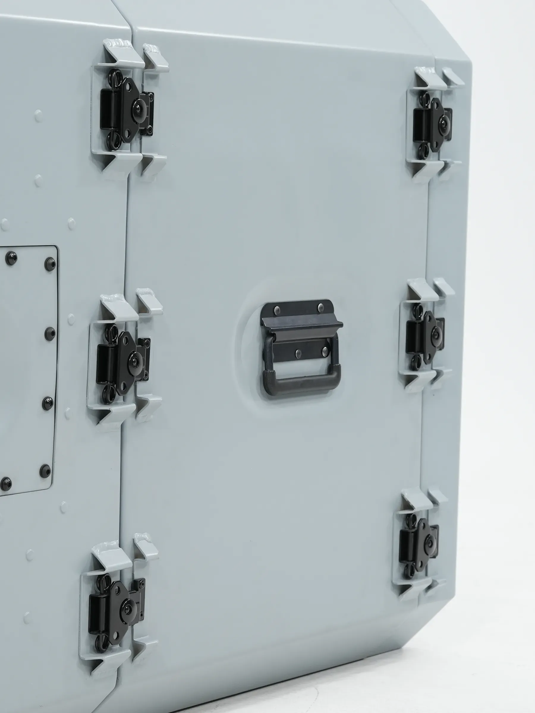 The latch row along the lid edge