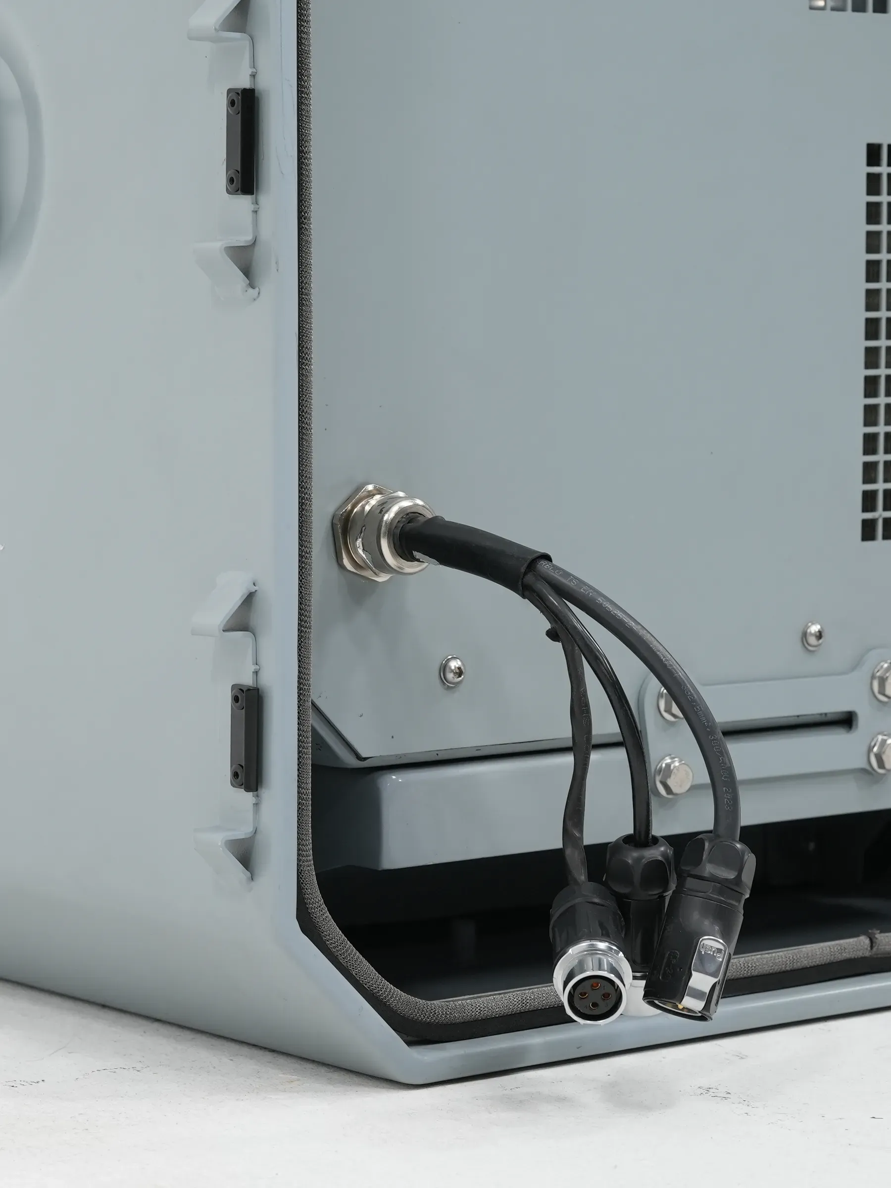 Circular connectors mated on the panel