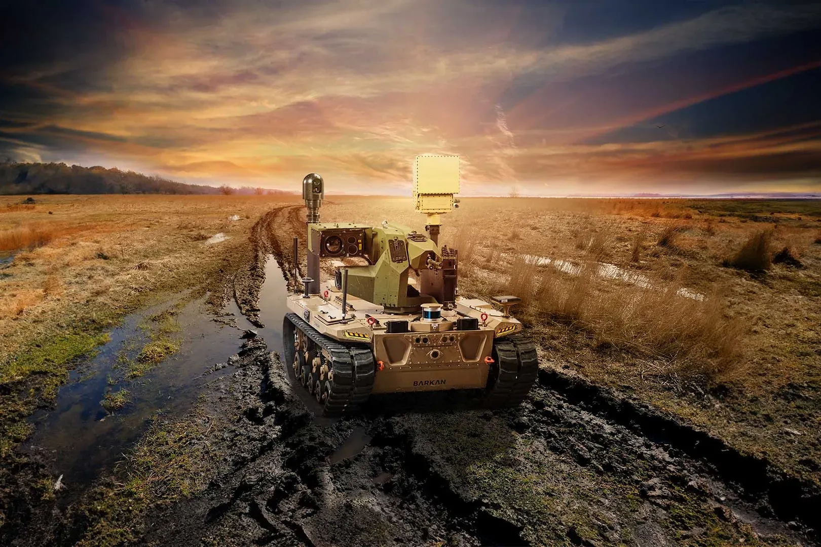 The mast and its panel antenna on the muddy track