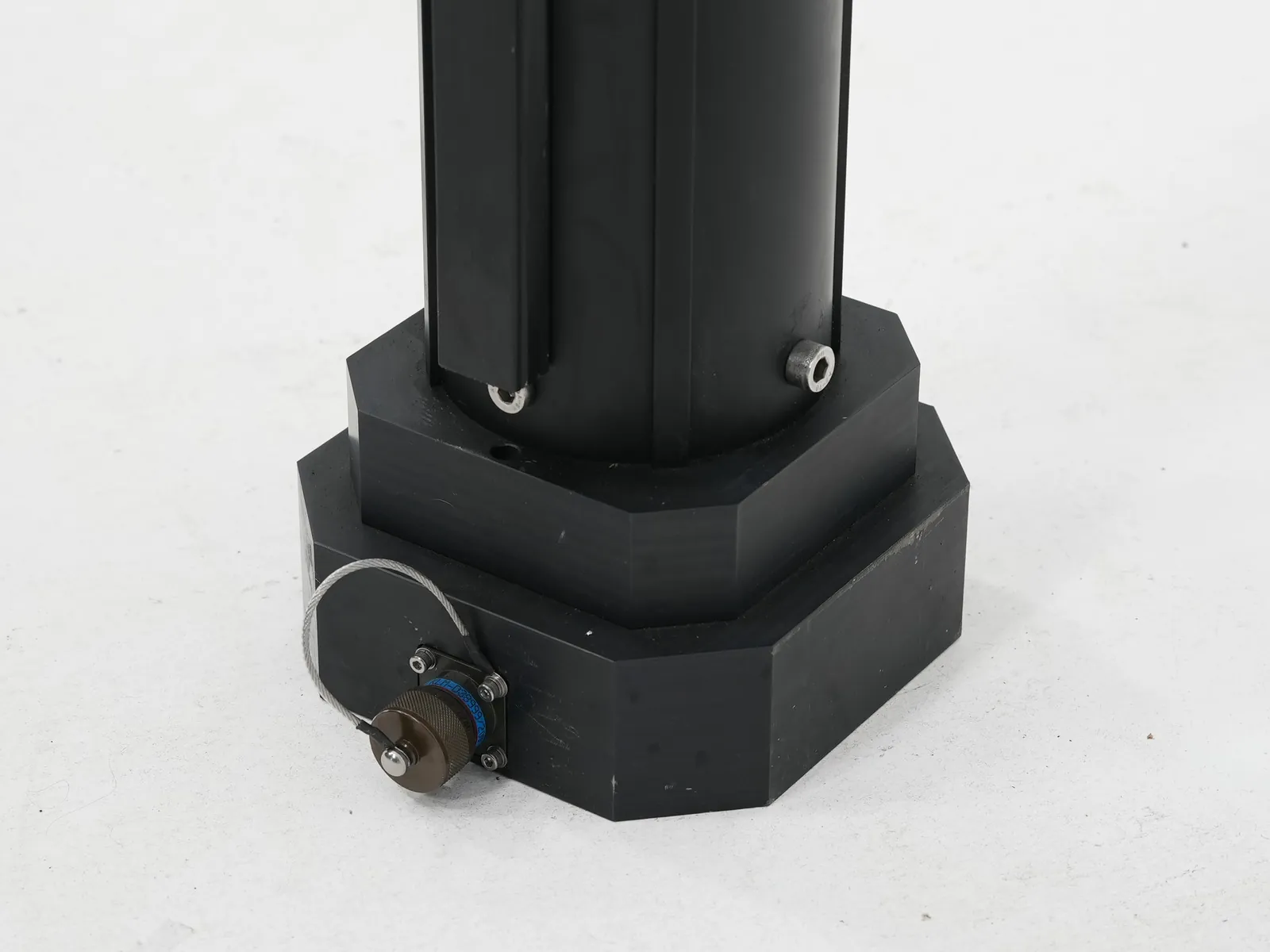 Octagonal base block with the power and data connector