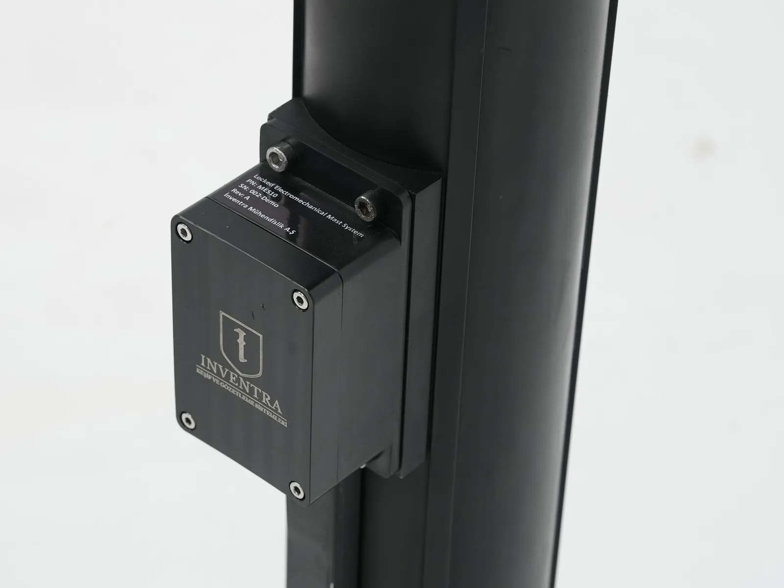 Connection box on the mast body with the engraved MES10 identification plate