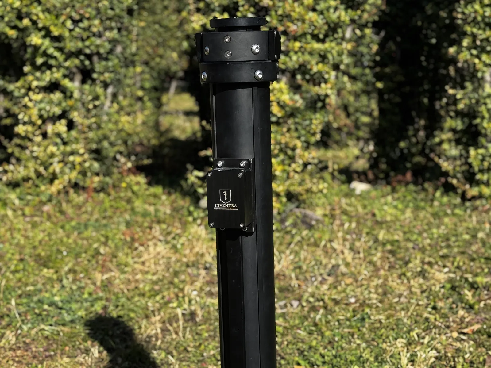 Square section mast head on, with the upper locking collar and the identification box together