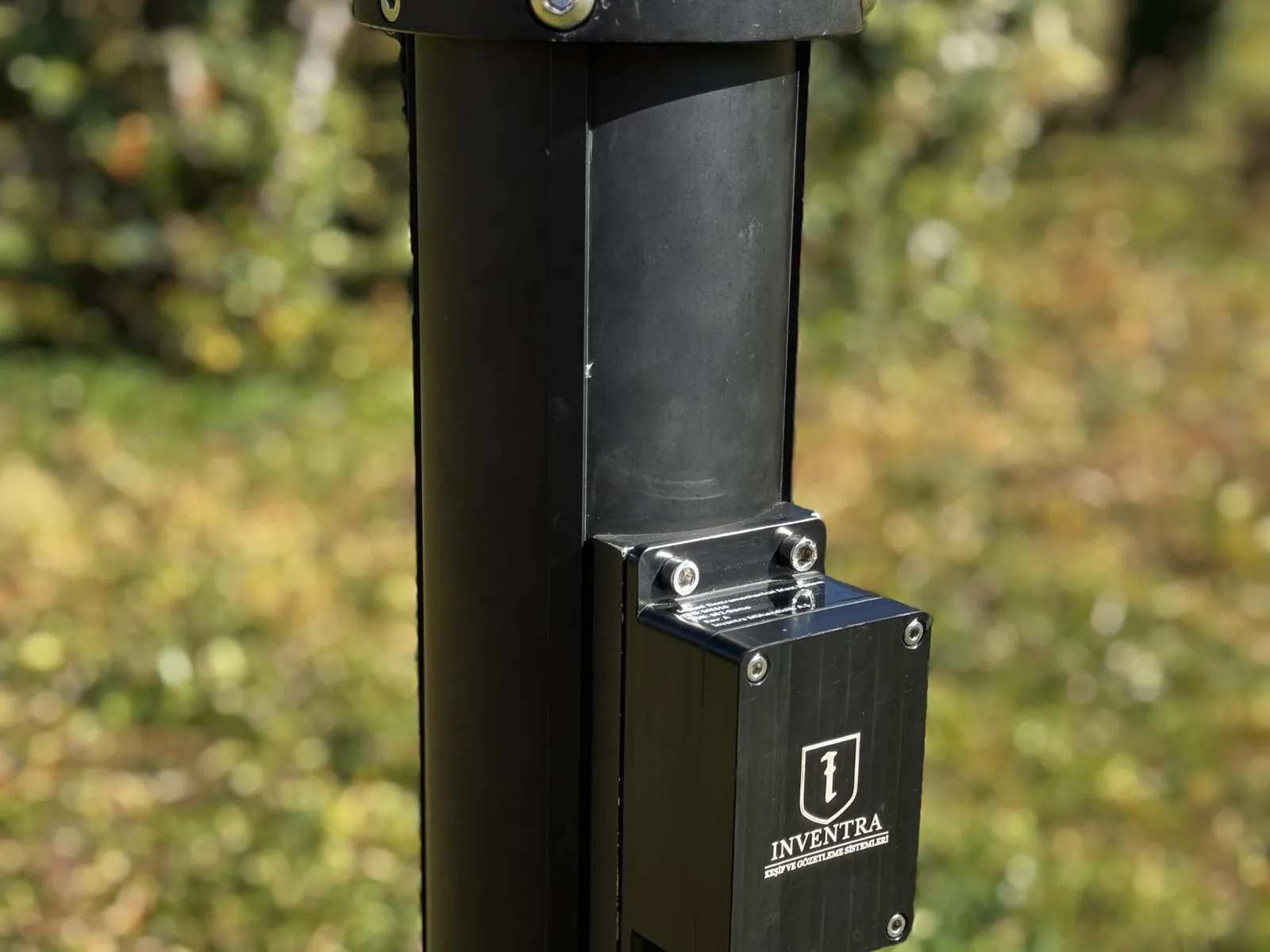 Drive and connection box on the body with the identification plate, mid distance