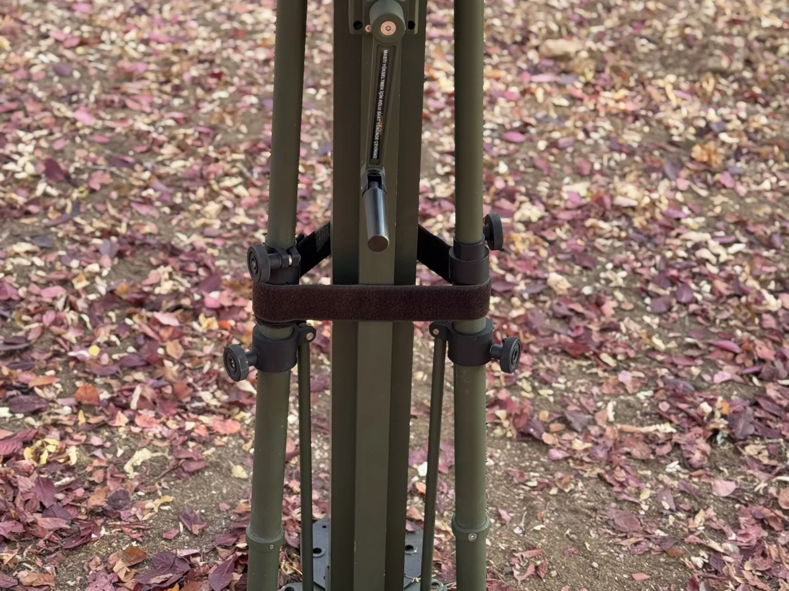 Modular manual mast in the retracted position seen from the front: square profile body, carry strap and upper flange