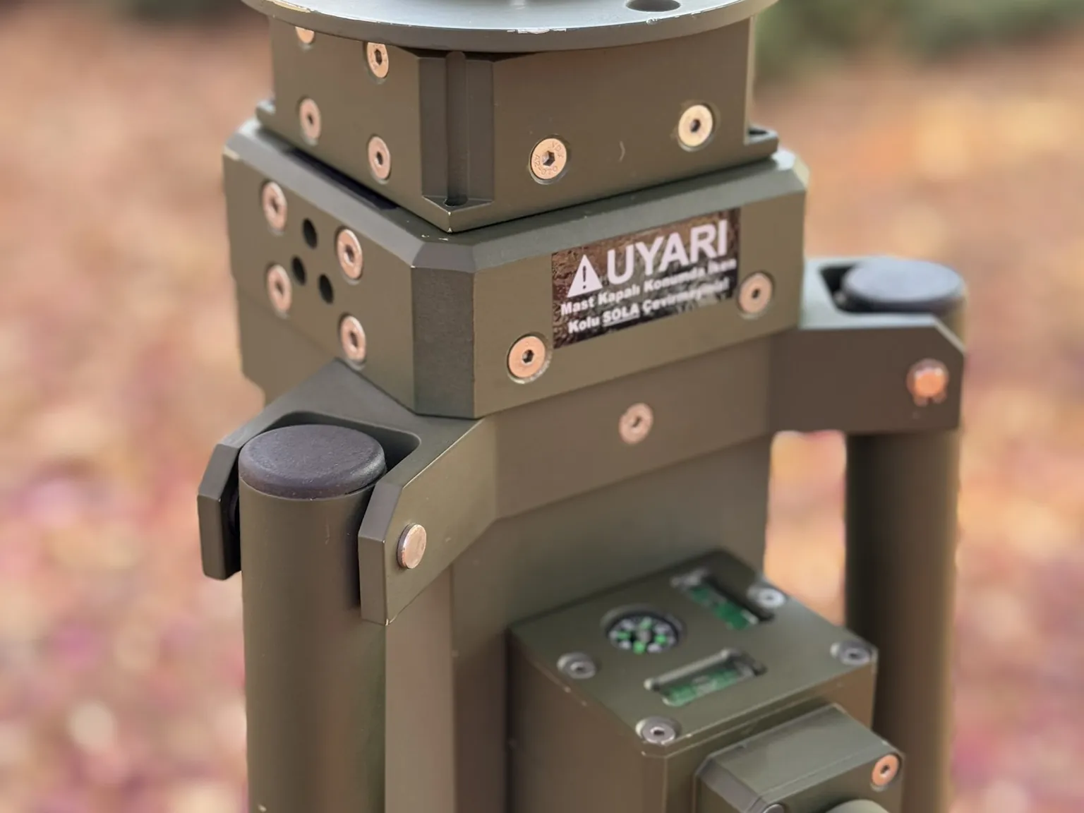 Close view of the upper payload flange and the locking block