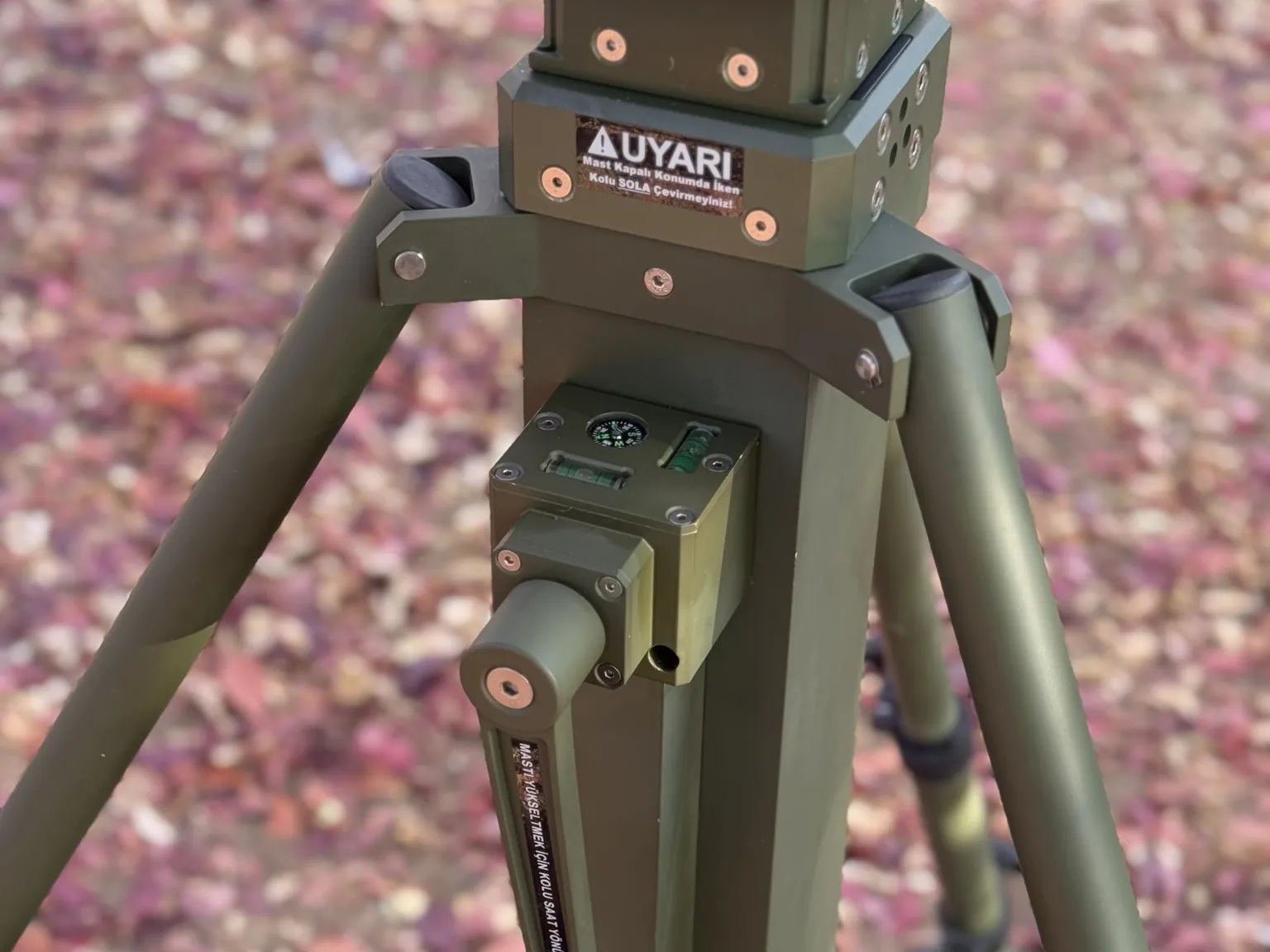 Hand crank, gearbox, compass and spirit level group — the operator interface