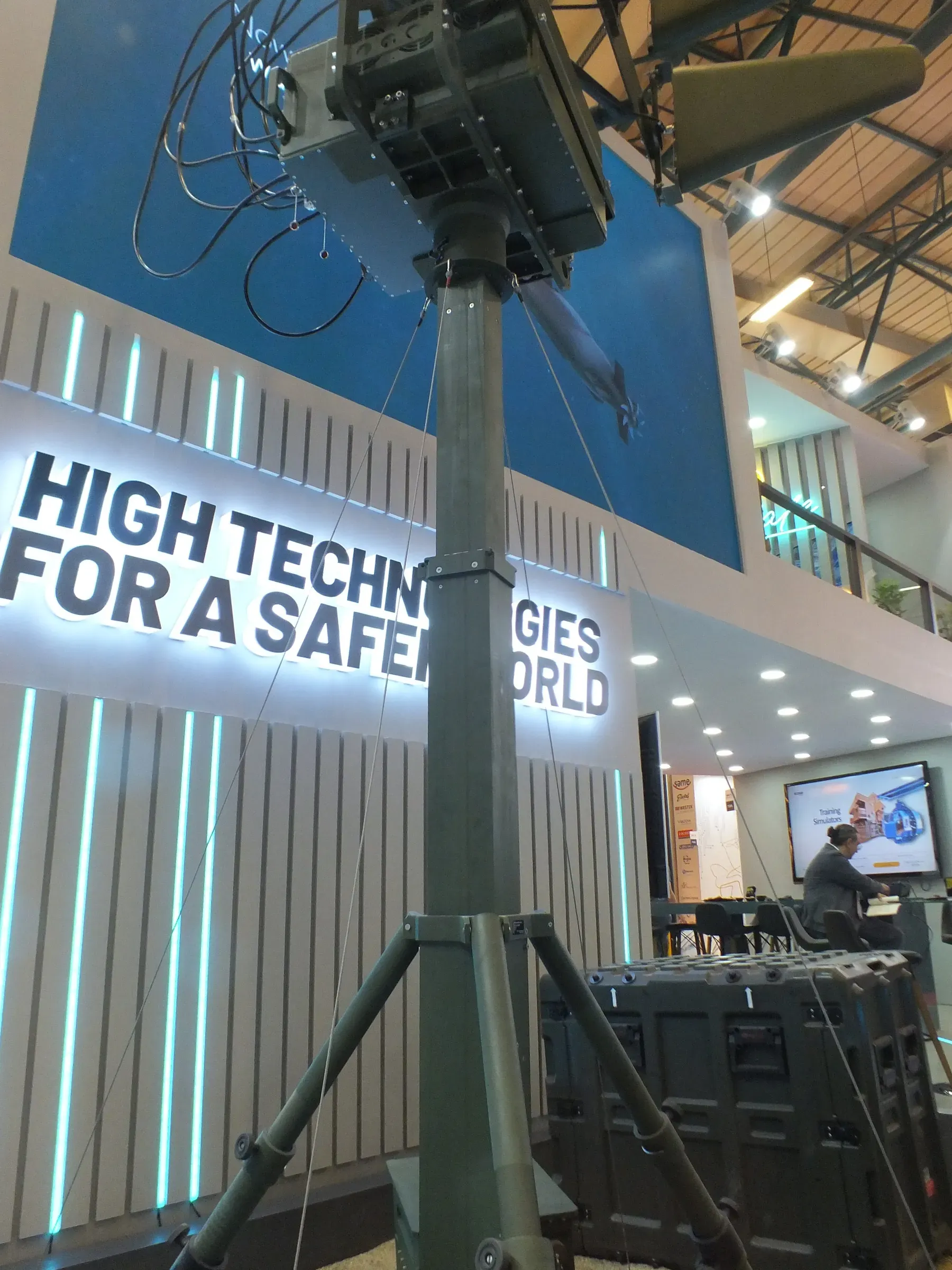 The mast and its payload under the hall roof