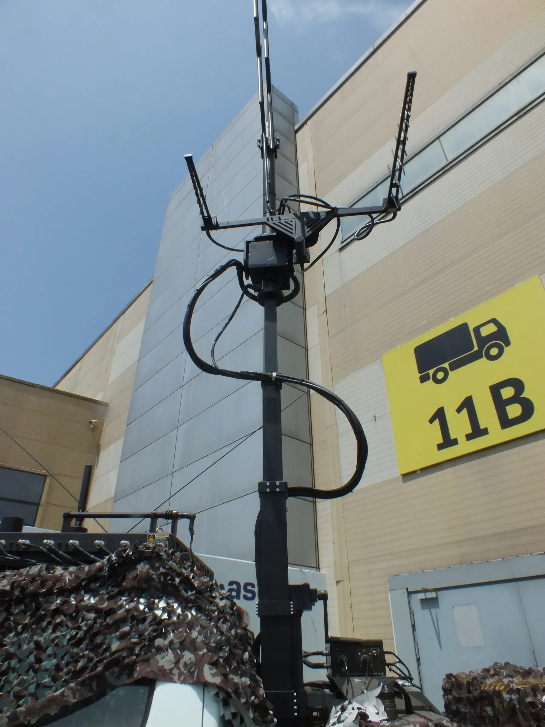 MMS20 and its antenna head rising from the vehicle