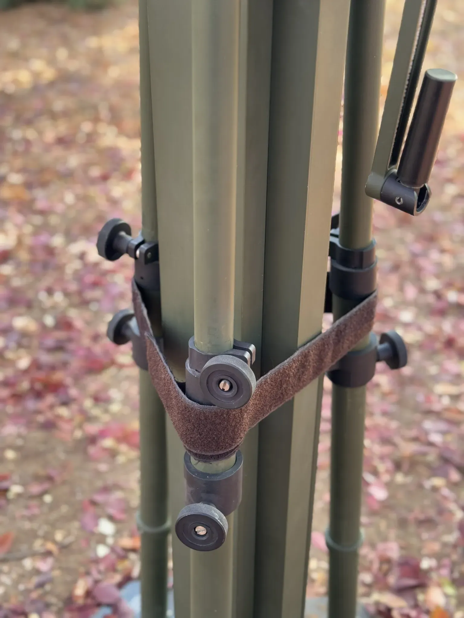 The leg strap and its clamp