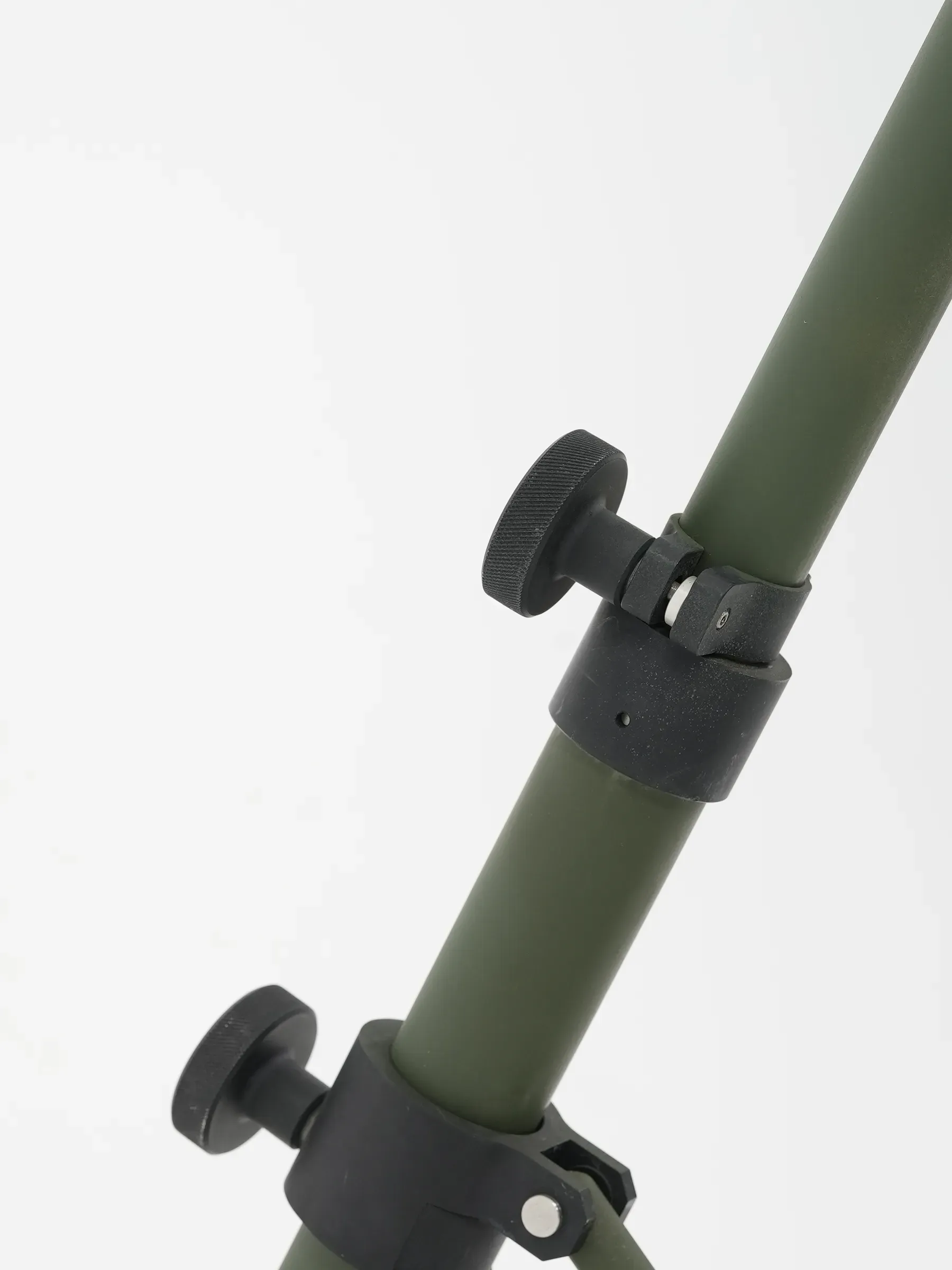 The leg clamp knobs