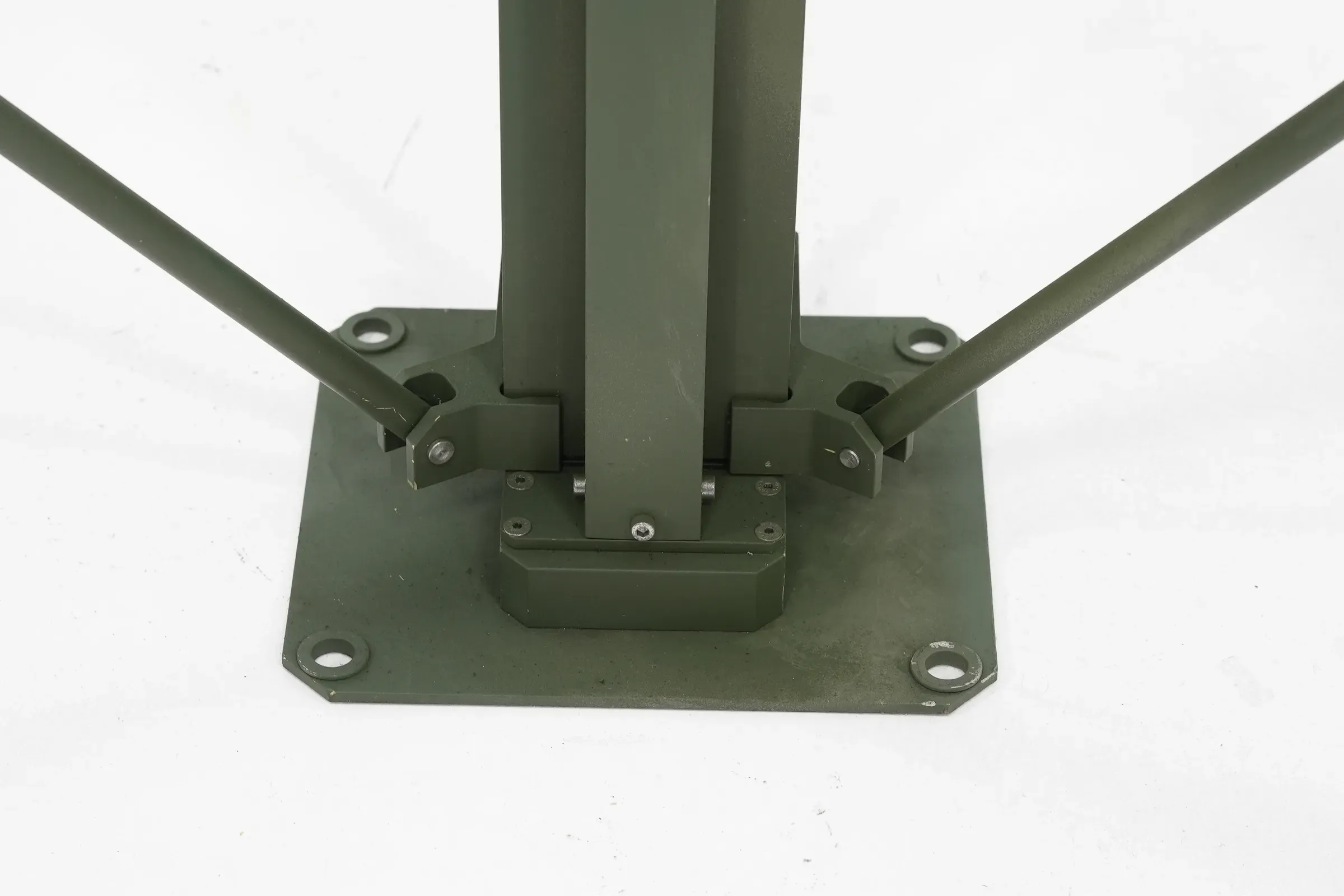 The base plate and the leg hinges