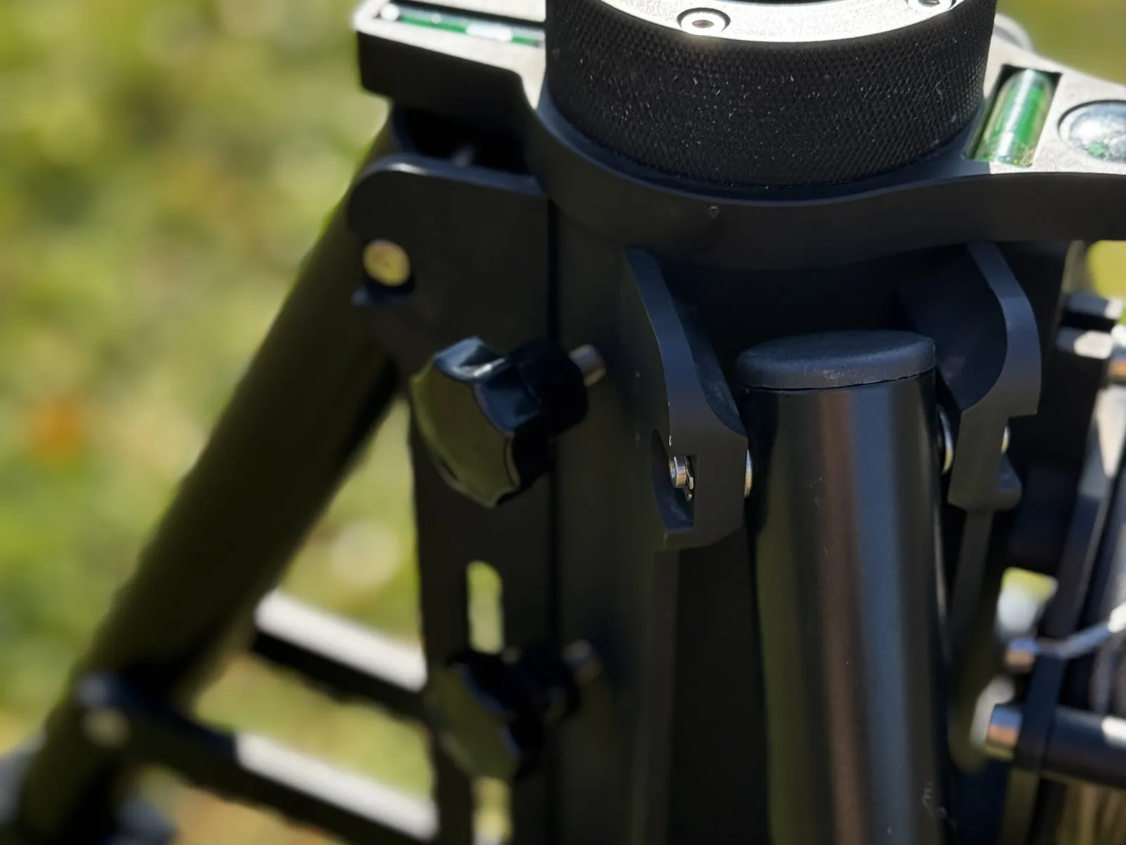 Upper payload interface: ring flange, two-axis level indicators and the leg locks