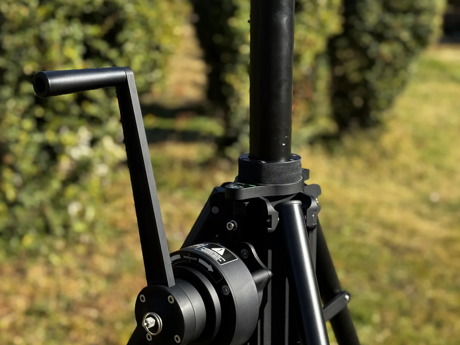Hand crank and winch group — the operator interface