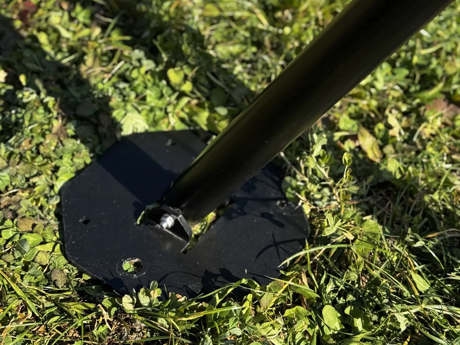 Base pad and joint at the end of a leg, on grass