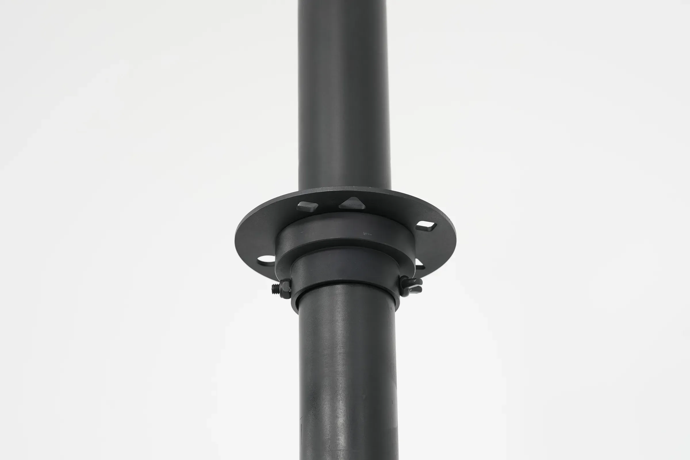 The mounting plate on the mast