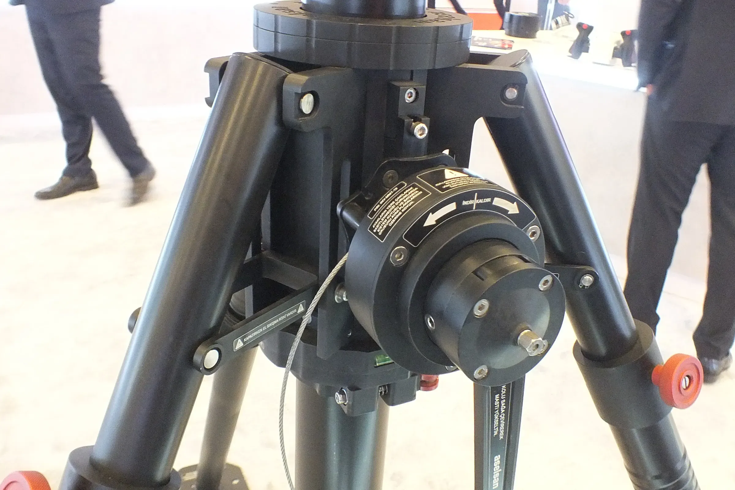 The winch head and its red leg locks