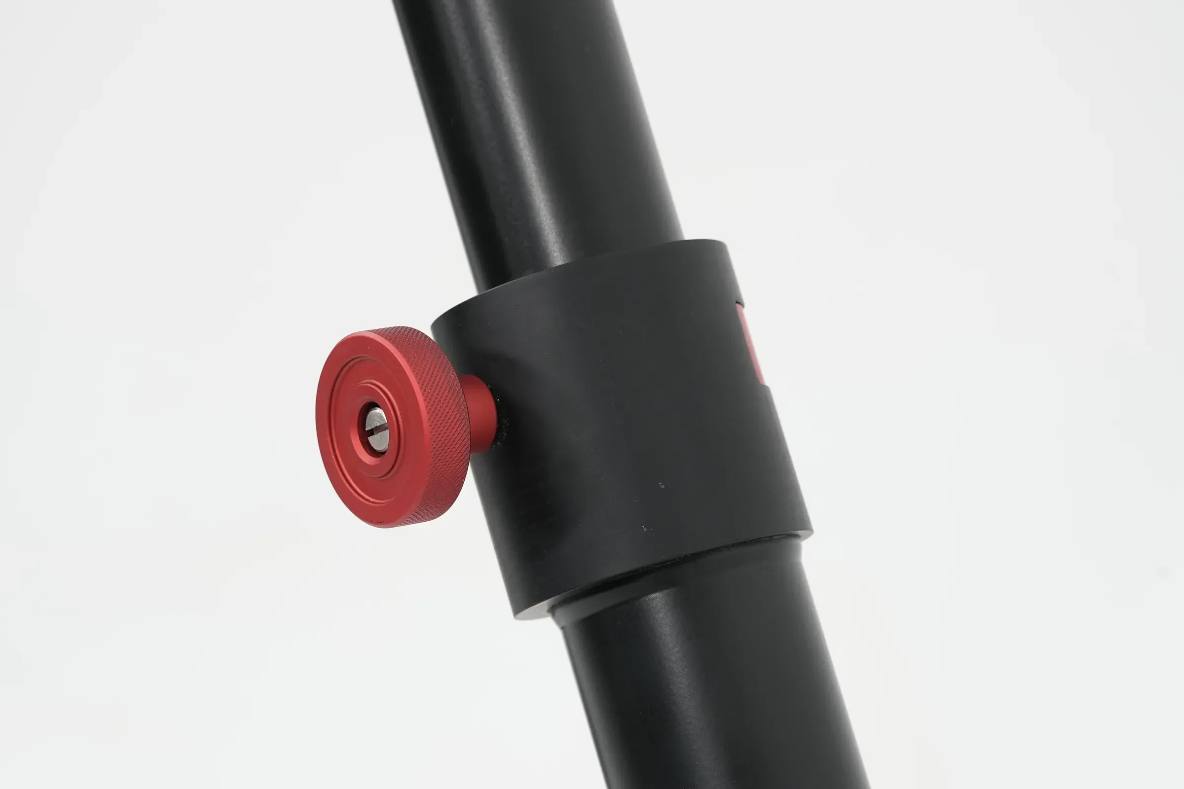 The red knob that tightens the leg clamp