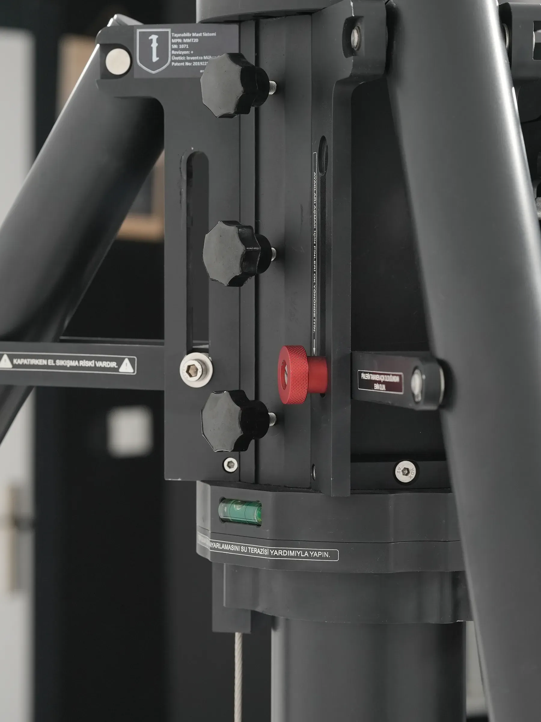The knobs, button and level on the head frame