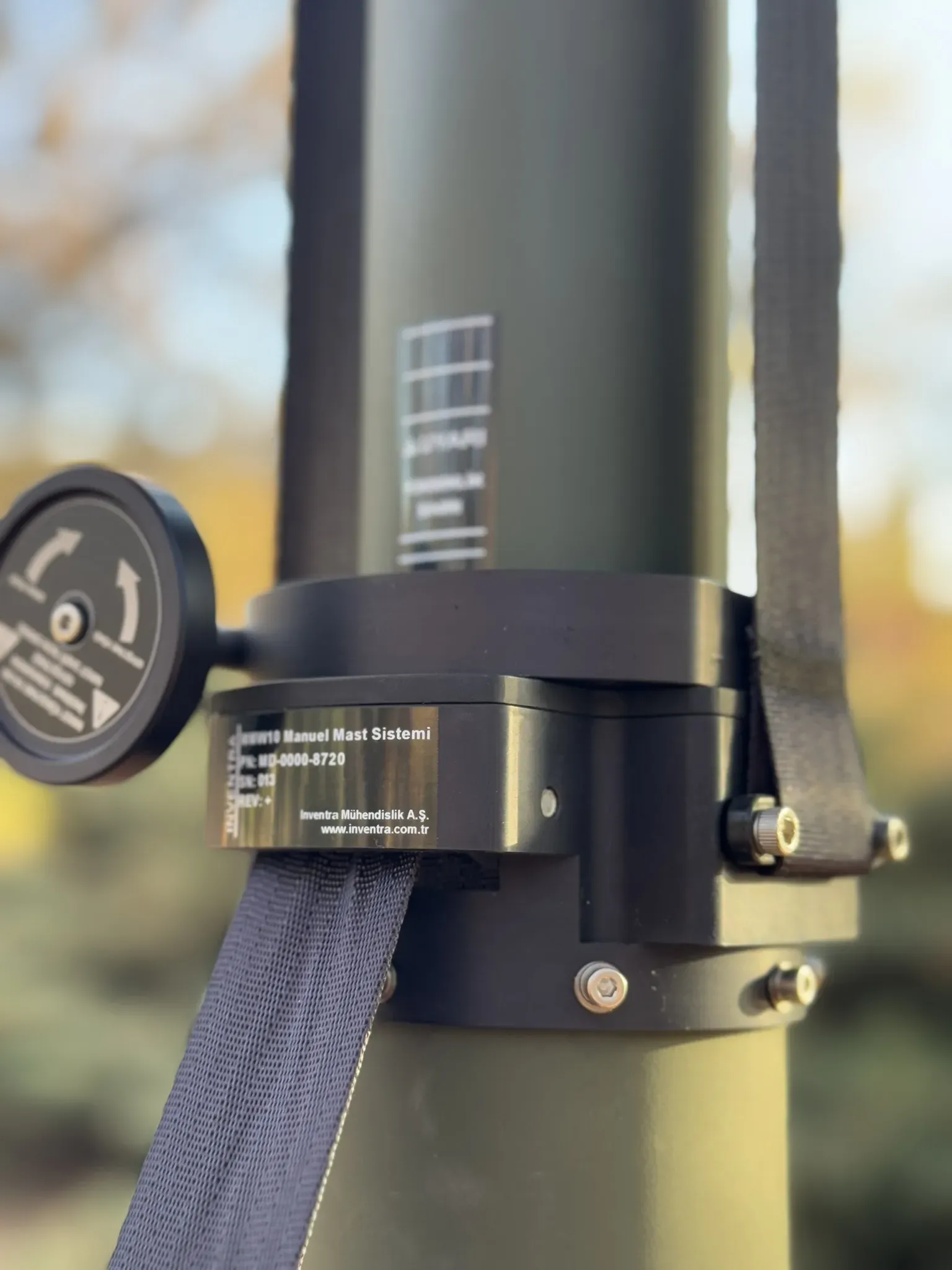 Mast collar carrying the Inventra manual mast system nameplate, locking dial and lifting strap.