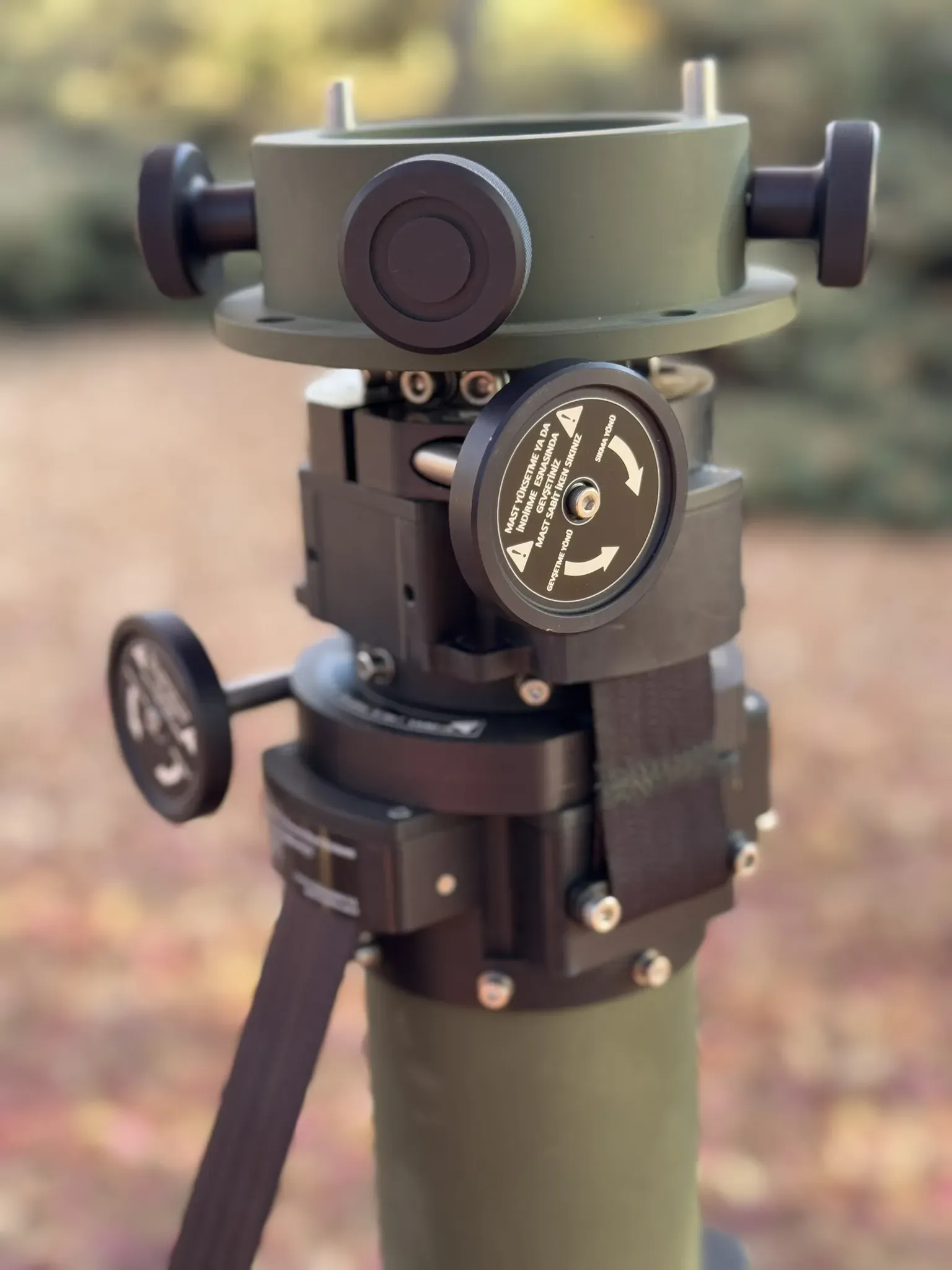 Close-up of the empty payload mounting ring with locking knobs at the top of the mast.