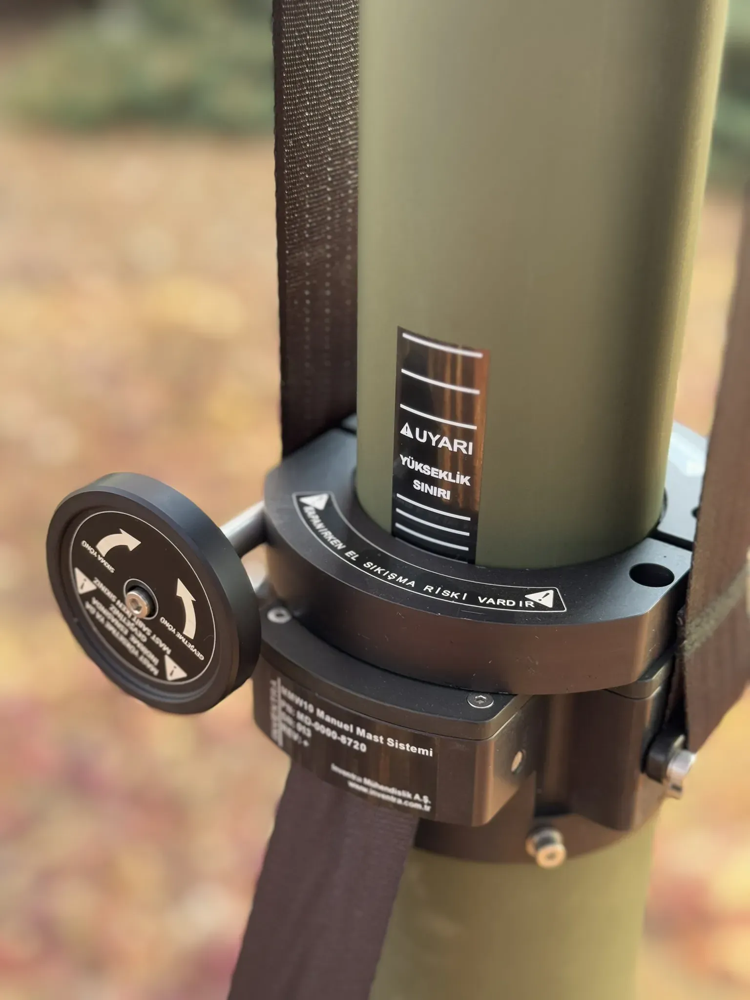 Collar clamp on the olive tube with Turkish warning label, locking dial and lifting strap.