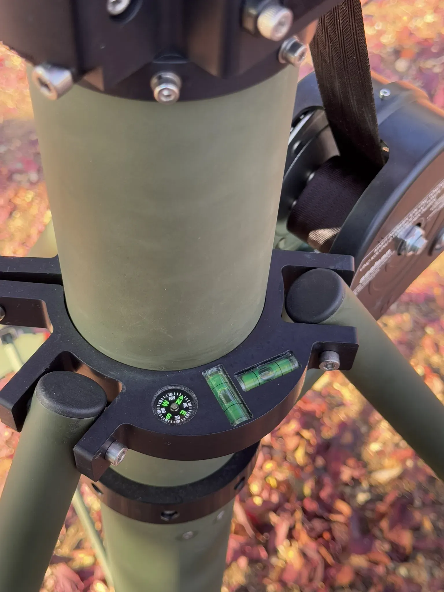 Levelling collar with bubble level and compass where the tripod legs meet the mast tube.