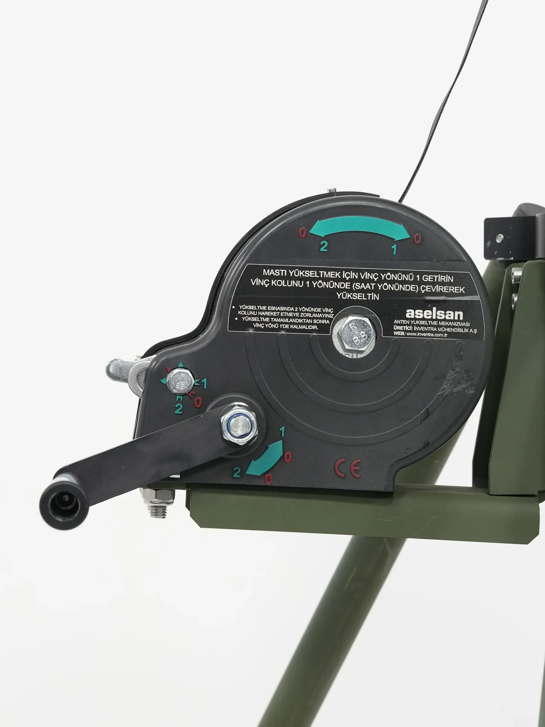 Close-up of the hand winch with crank arm and ASELSAN-labelled instruction plate on the mast.
