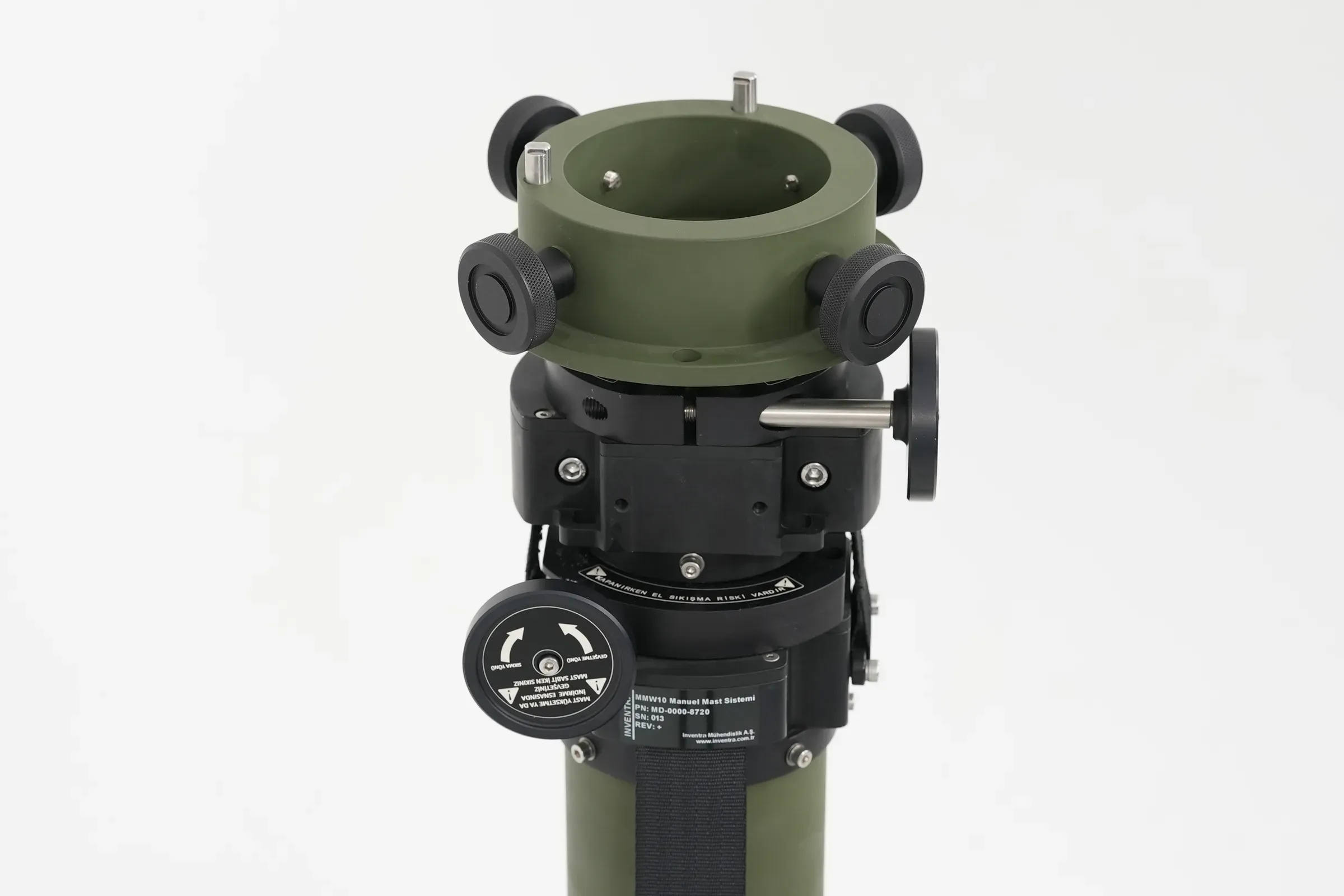 Top-down view of open mast tube mouth with black clamp ring, locking handles and instruction label below.