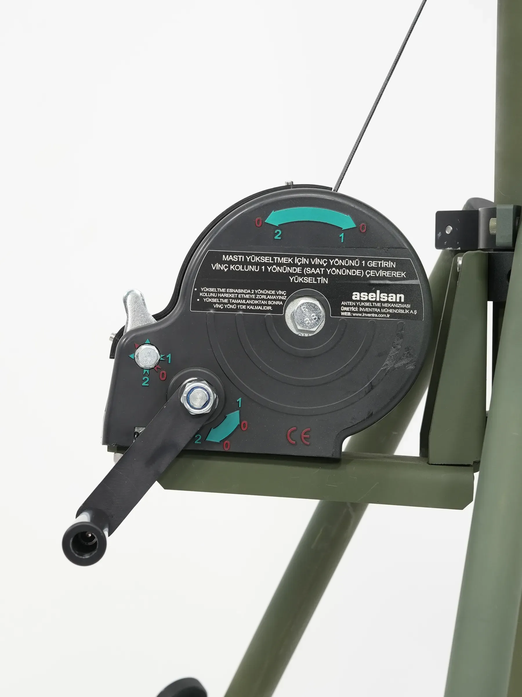 Hand winch drum with crank handle and Turkish instruction label mounted on the mast leg frame.