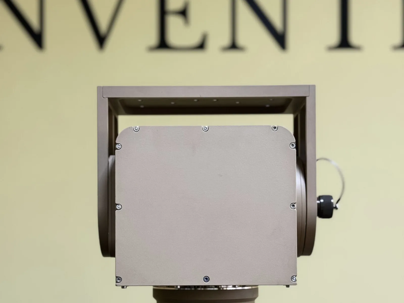 Unit head on over a TMM10 tripod: the U-arm, front cover and base column read together