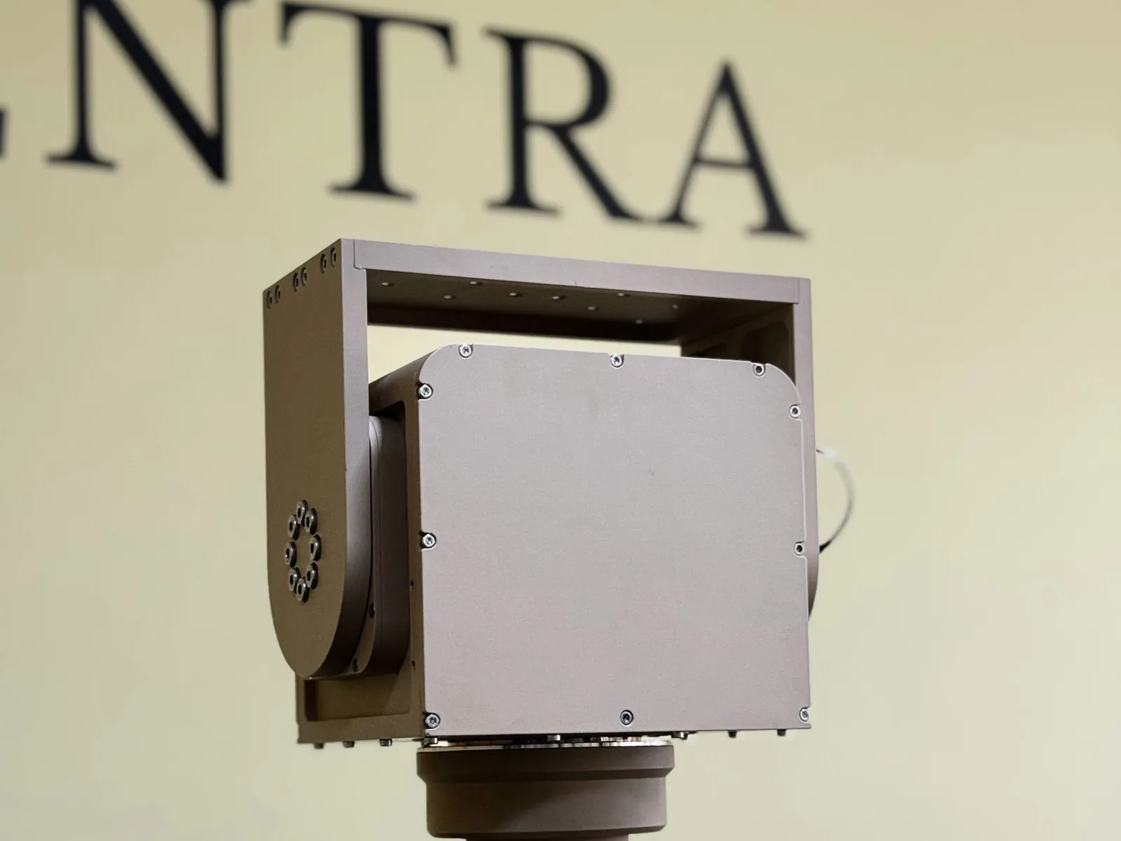 Left-front three-quarter angle: the bolt circle of the tilt bearing and the inner face of the U-arm
