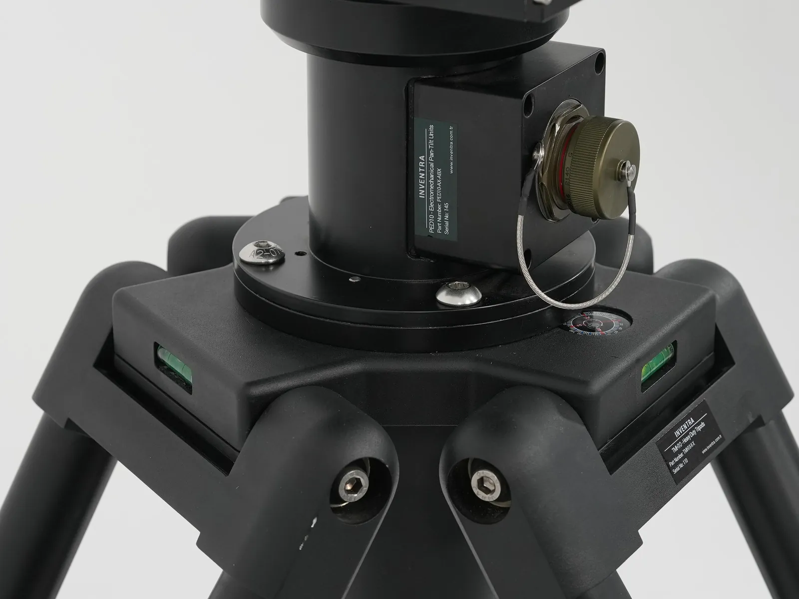 Mounting interface between the base flange and the tripod top plate