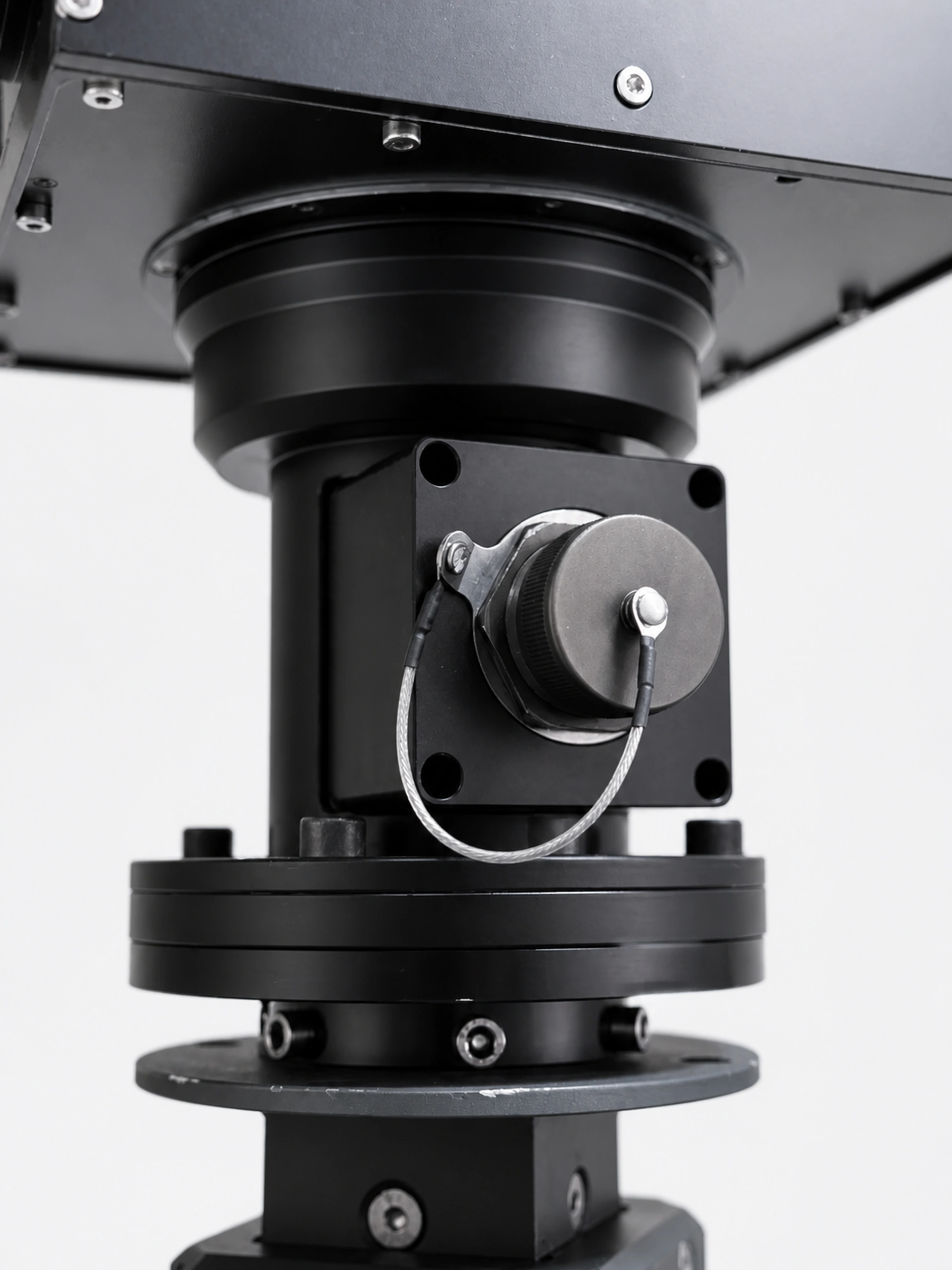 The mounting plate under the pan drive