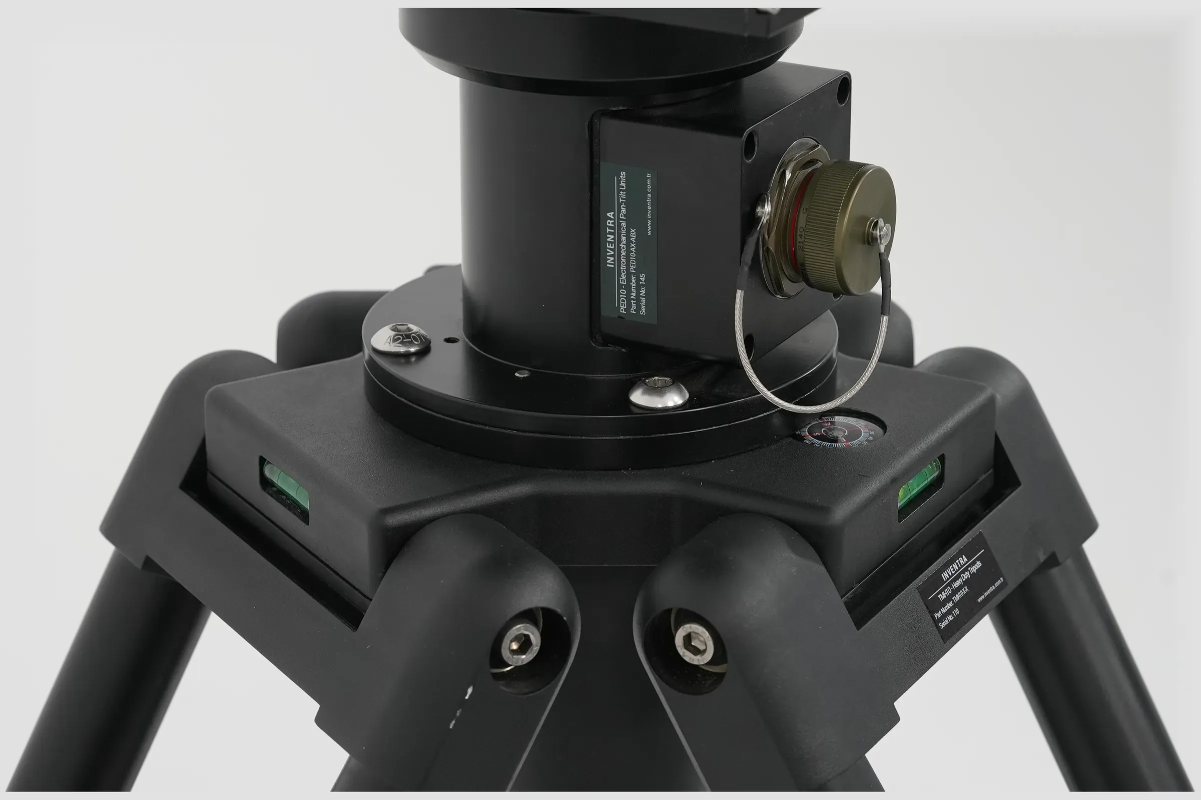 The tripod head under the pan drive