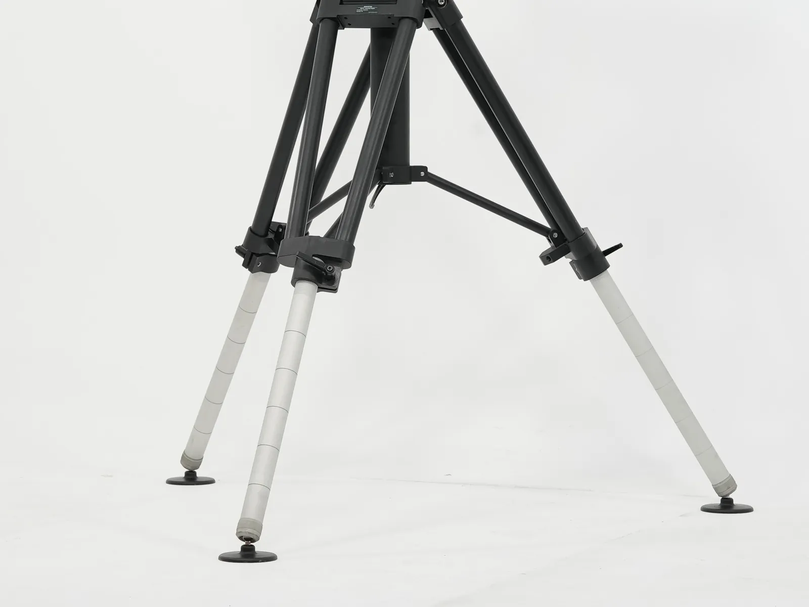 Full system in a vertical frame, showing the scale relationship with the tripod