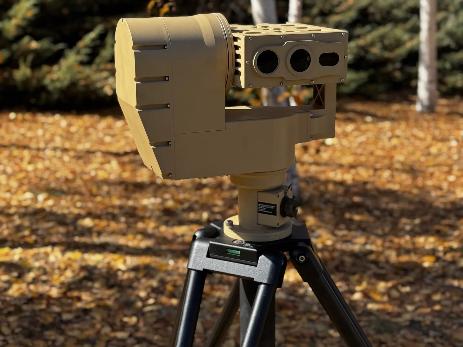 Distant field frame: unit and tripod in their surroundings, as a scale reference