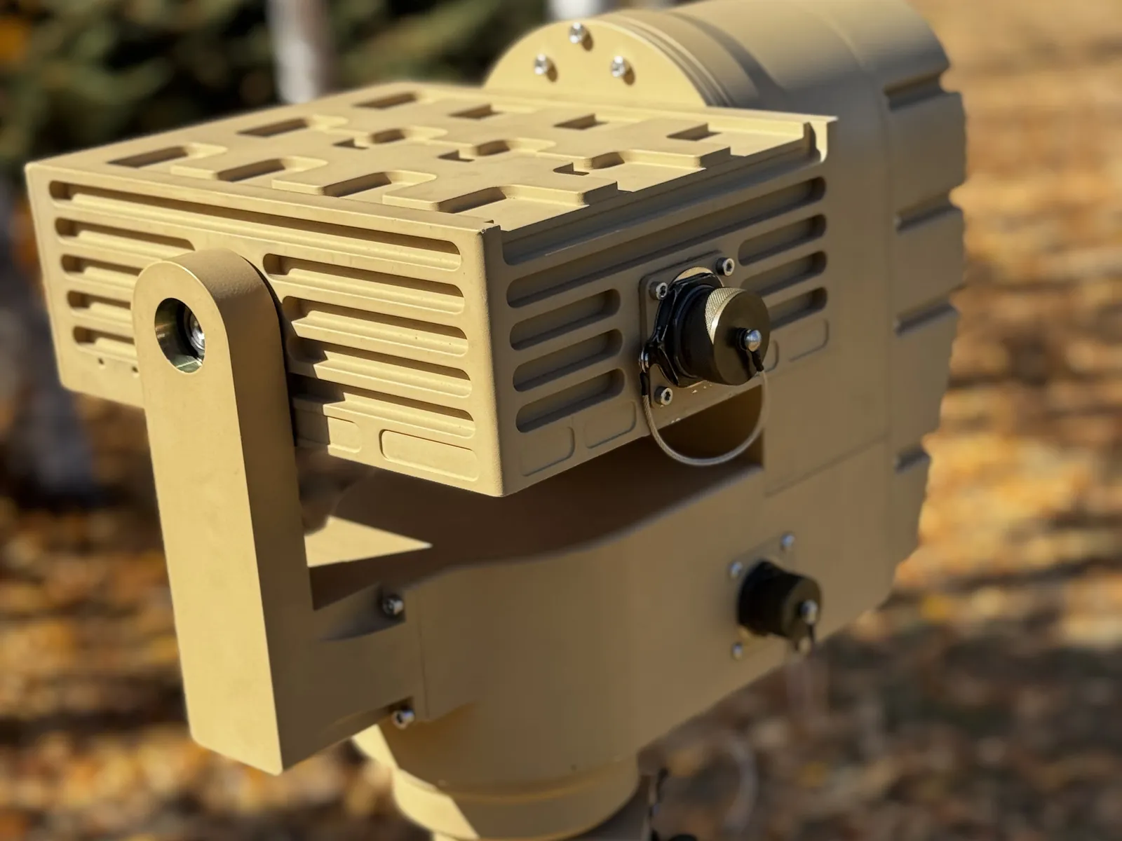 Close view from above-front: payload interface plate, U-arm yoke, azimuth housing and connector