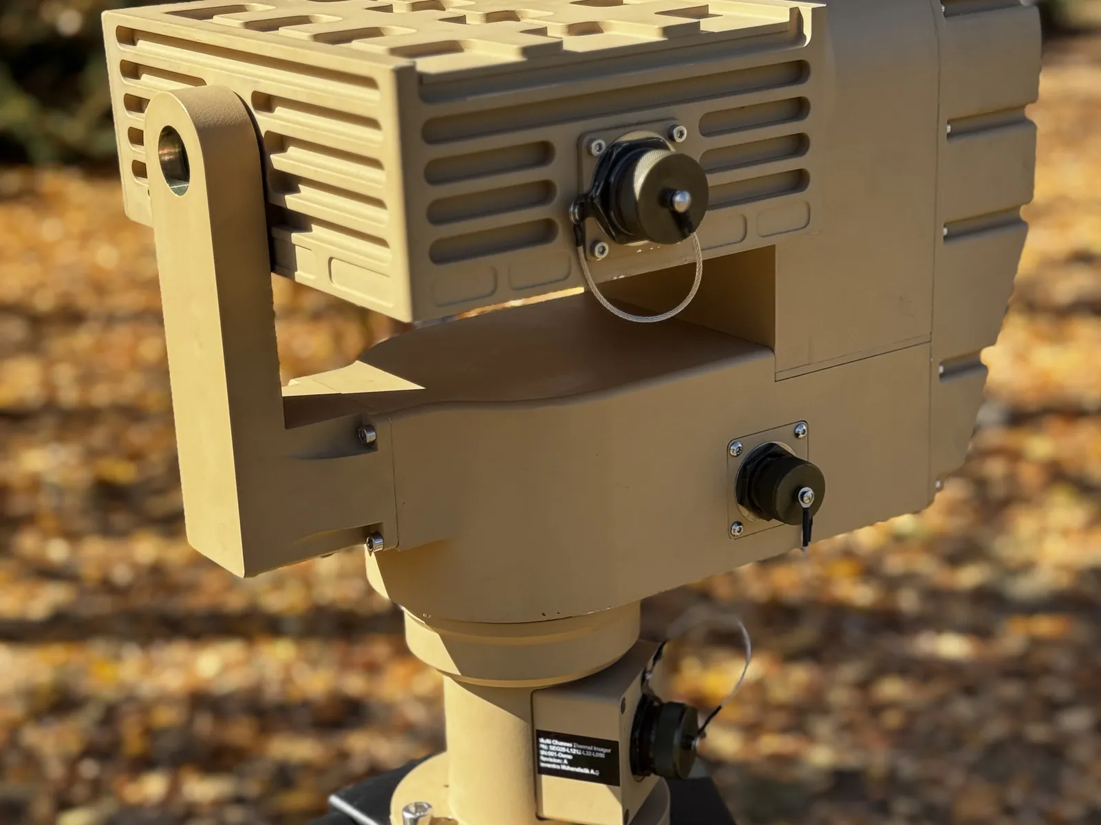 Rear-left three-quarter: U-arm, tilt cradle, azimuth housing, base identification plate and two connectors