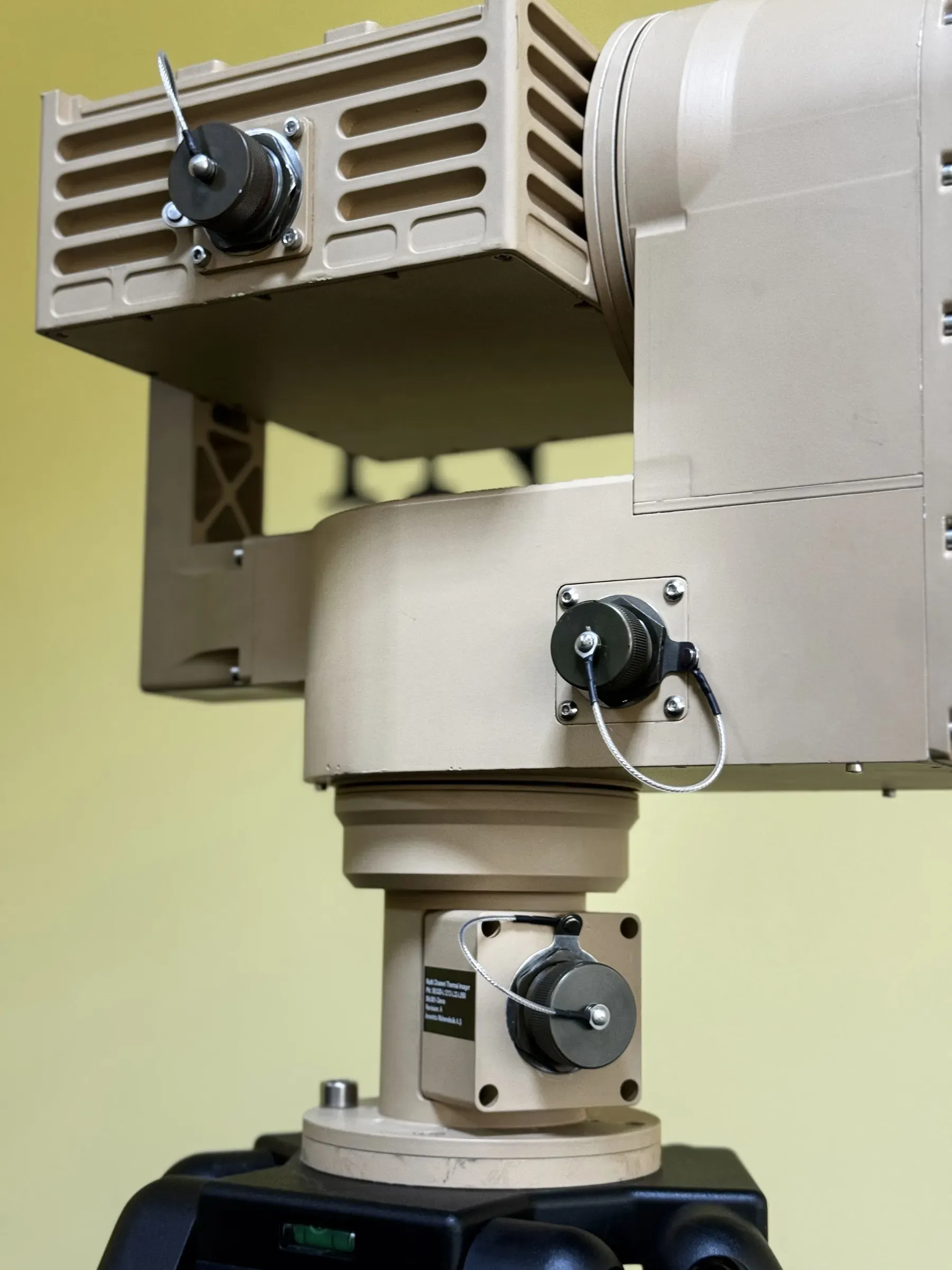Close indoor view of the PED12 yoke, SEB20 finned housing and azimuth drive connectors above the tripod.