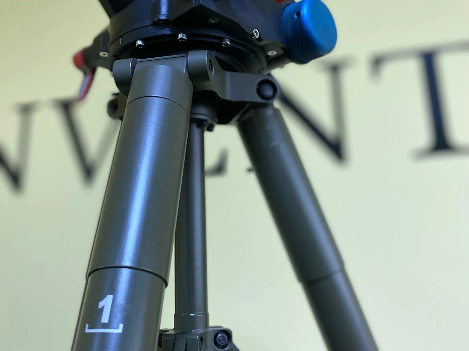 Close view of the head: locking levers, tilt cradle and payload connection plate