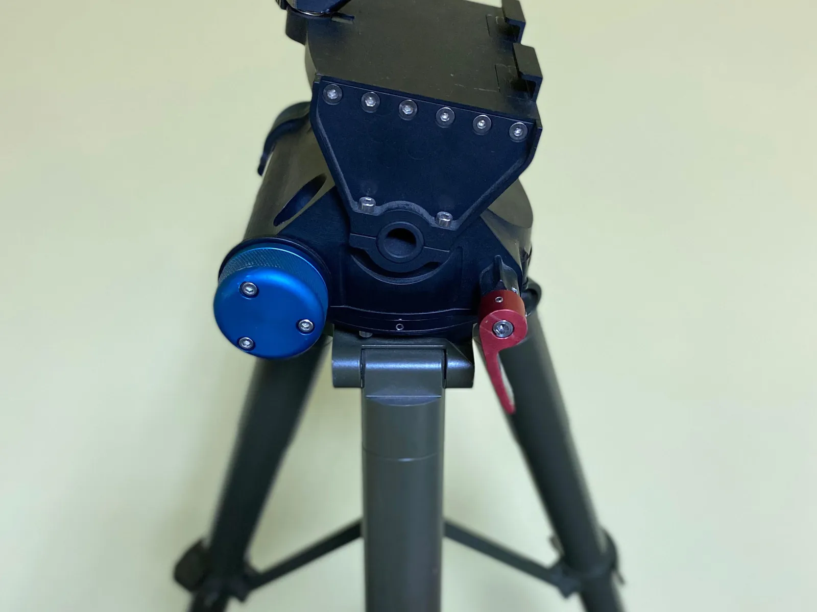 Head on: tilt cradle, blue locking disc and red lever seen symmetrically