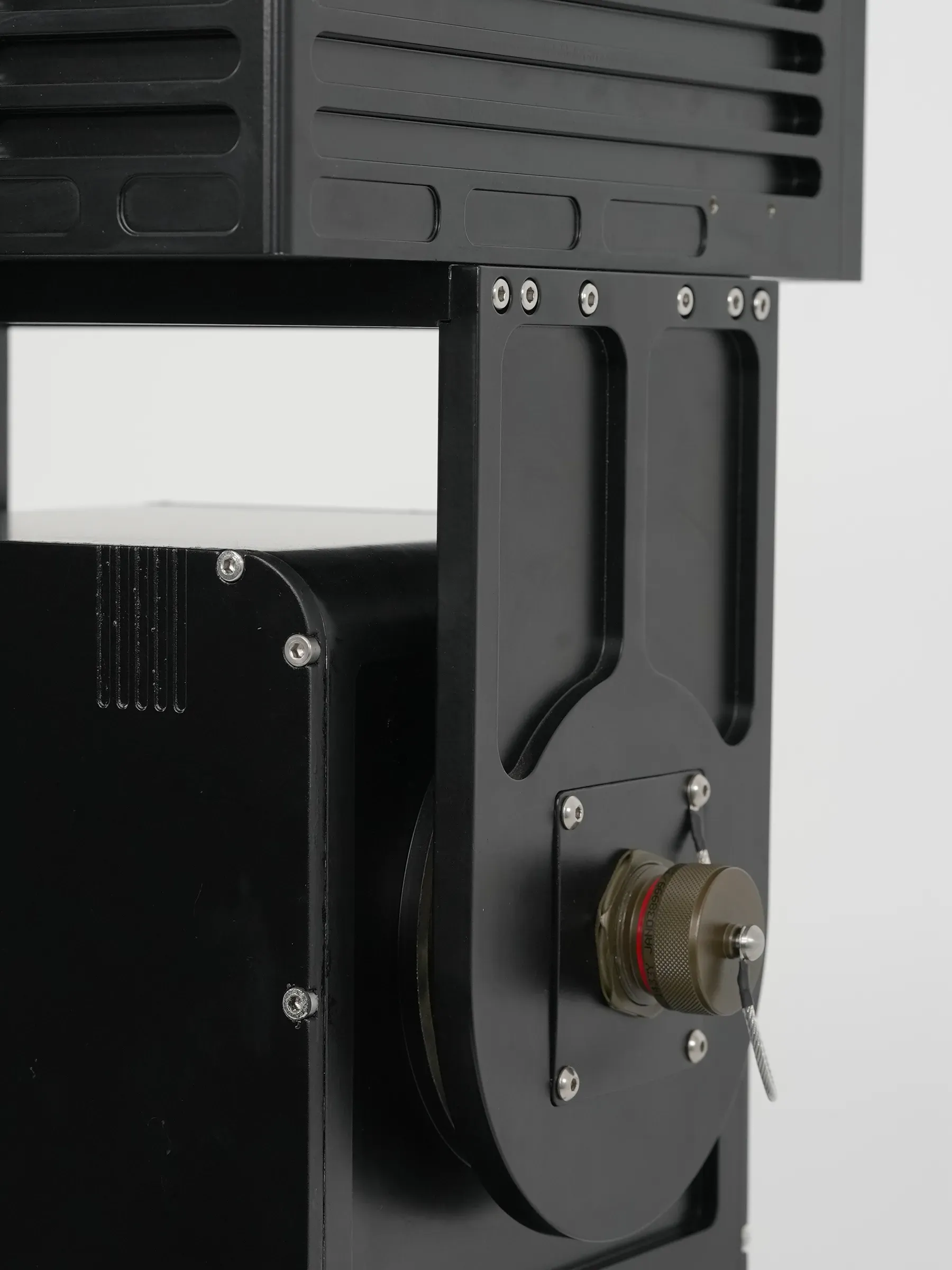 The elevation connector on the side arm