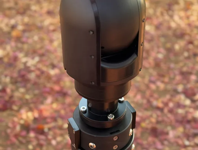 Rear three-quarter close view of the SEG10 gimbal turned away, mounted on the extended mast tube.