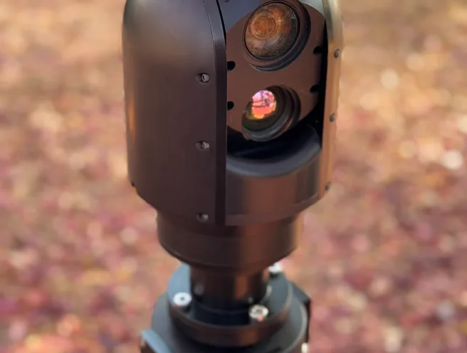 Outdoor close-up of the SEG10 gimbal head turned slightly right, mounted on the mast top section.
